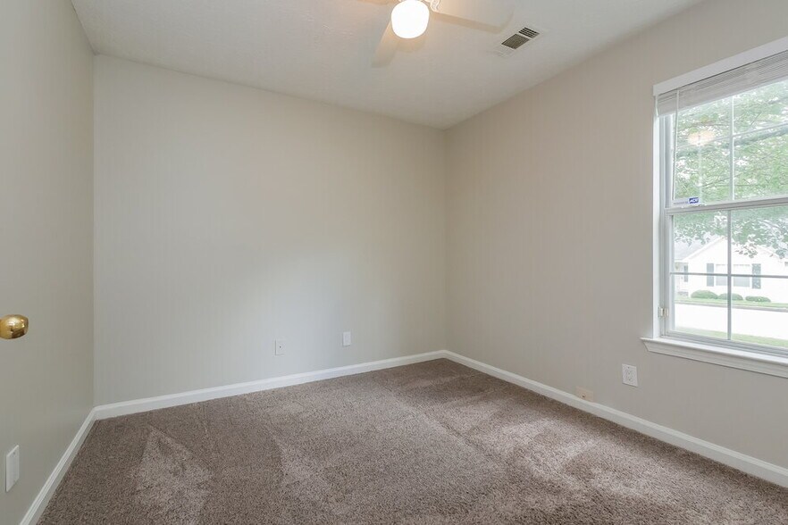 Building Photo - 454 Village Cir