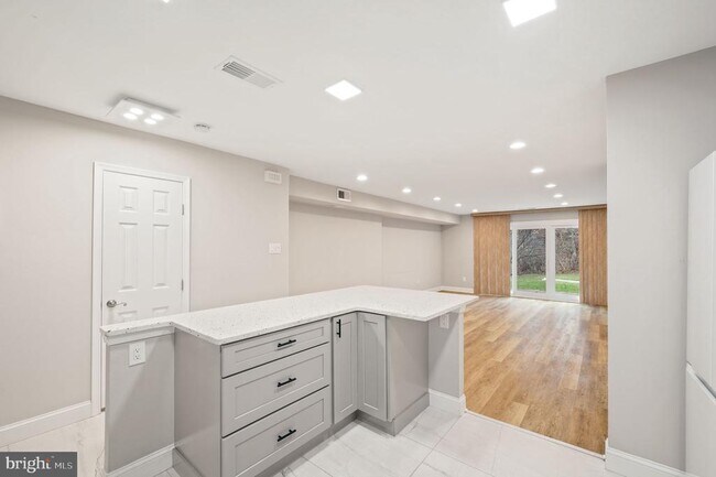 Building Photo - 124 Hampstead Dr