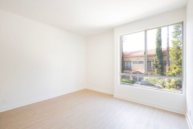 Building Photo - 1616 N Serrano Ave