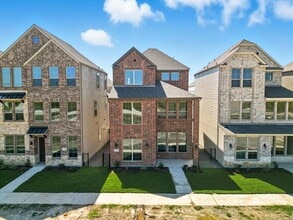 Building Photo - 1556 Lake District Dr