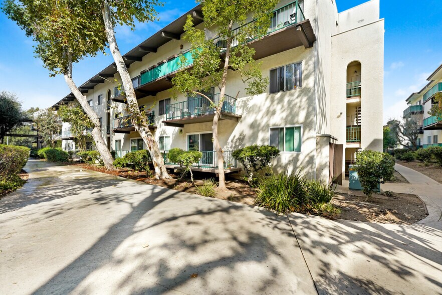 Building Photo - 5460 White Oak Ave