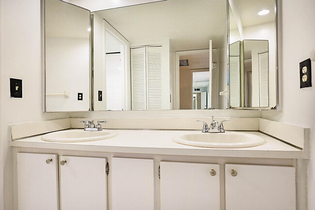 Building Photo - 253 Woodland Rd