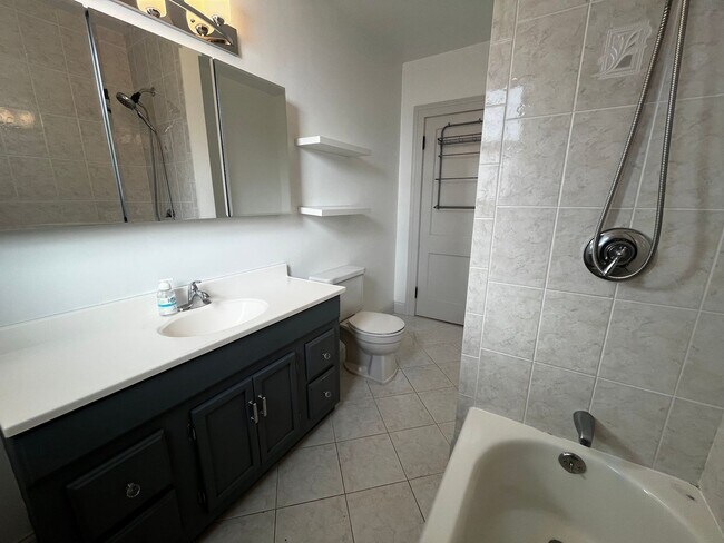 Building Photo - Inviting 2-Bedroom 2nd Floor Apartment in ...