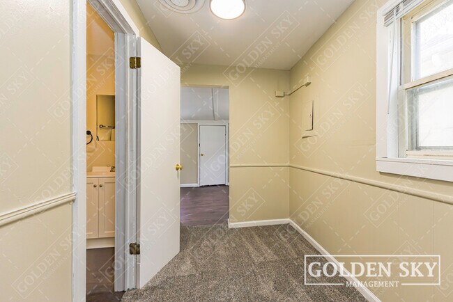 Building Photo - 615 S Mound St