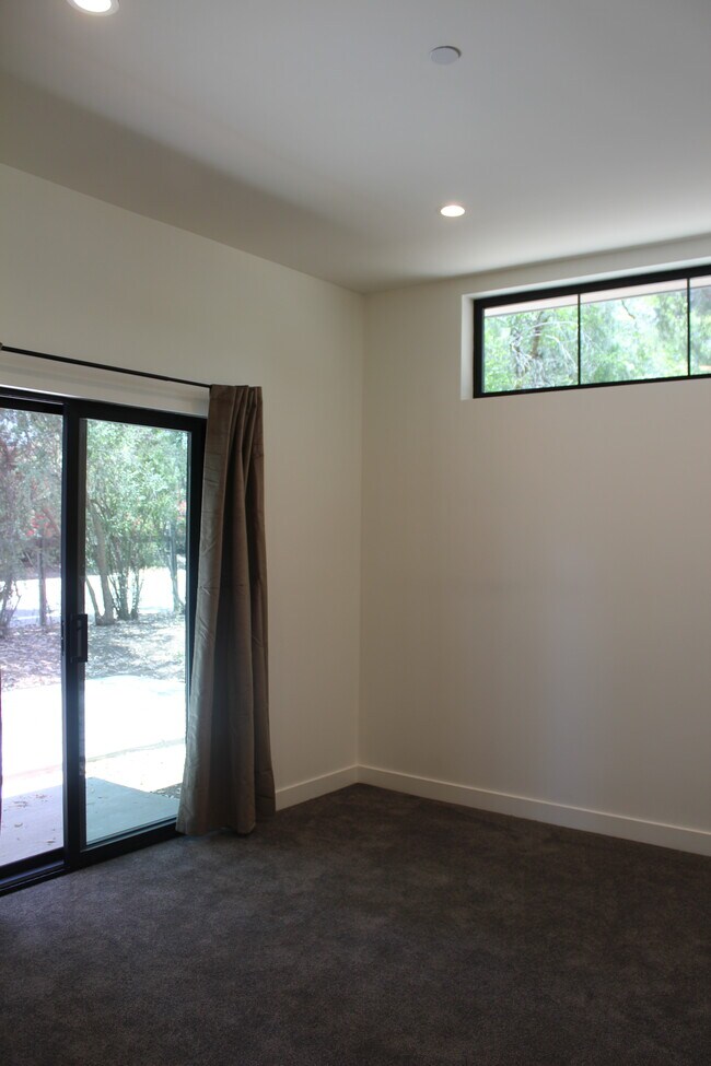Building Photo - 1220 Rancho Dr