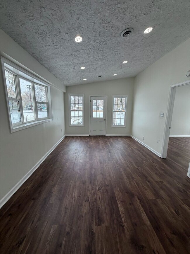 Building Photo - Freshly Renovated Home in Convenient Location!