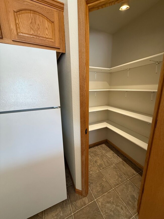 Building Photo - Large 3-Bedroom Condo for Rent!