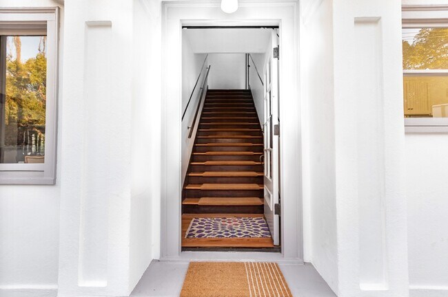 Entry - 5850 Foothill Dr