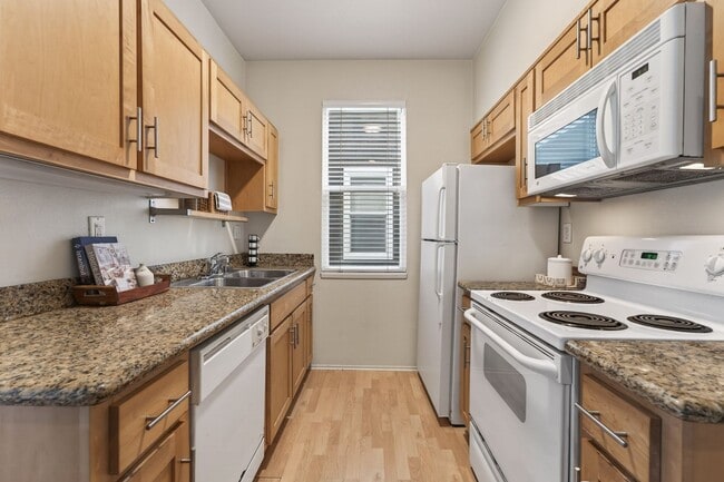 Building Photo - Spacious Upgraded Lower Level Condo in Marina Bay HOA....