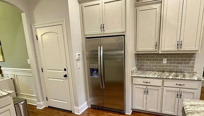 Building Photo - Spacious 4BR/3BA Grove Point Home with Screened Porch & Privacy Fence