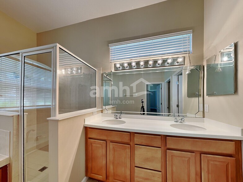Building Photo - 725 Gulf Land Dr