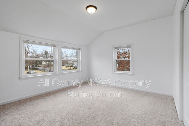 Building Photo - 8600 Lantern Ln