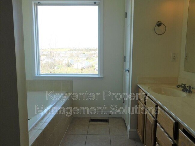 Building Photo - 42 Enchanted View Cir