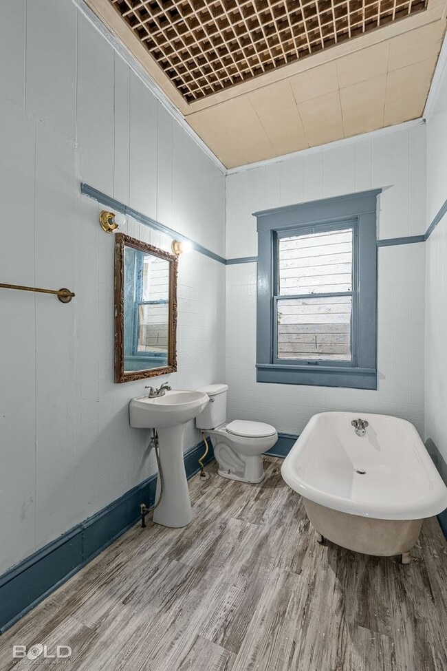 Building Photo - 3 Bedroom 1 Bath