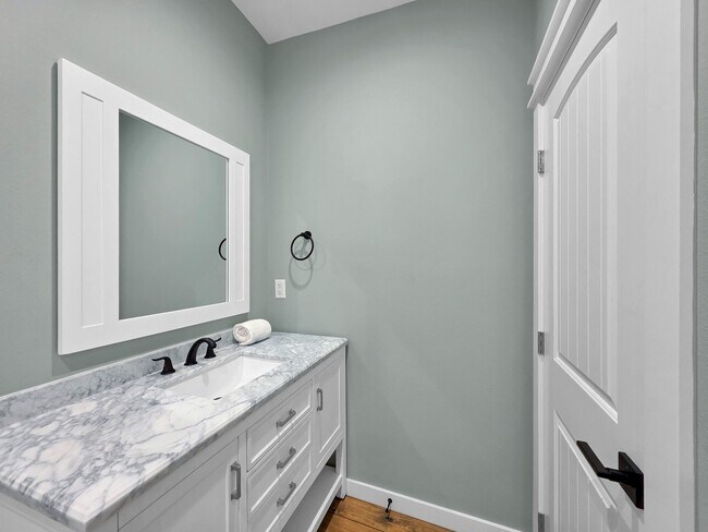 Building Photo - 1032 Sunset Cir