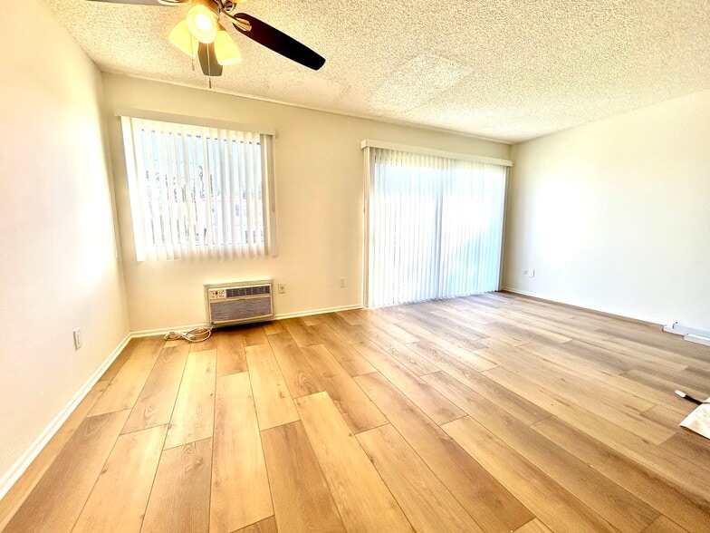 Building Photo - 14033 Burbank Blvd