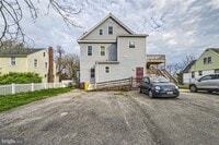 Building Photo - Large 1st Floor Aparment