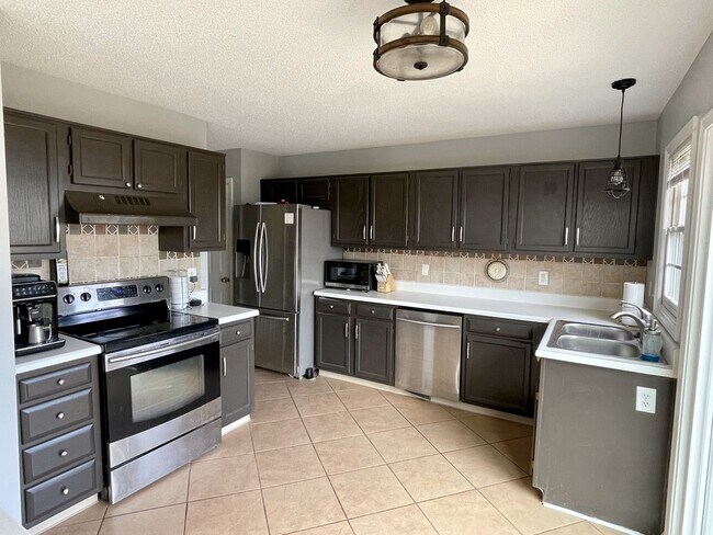 Building Photo - 3 Bedroom 2.5 Bathroom Home w/ 1 car garag...