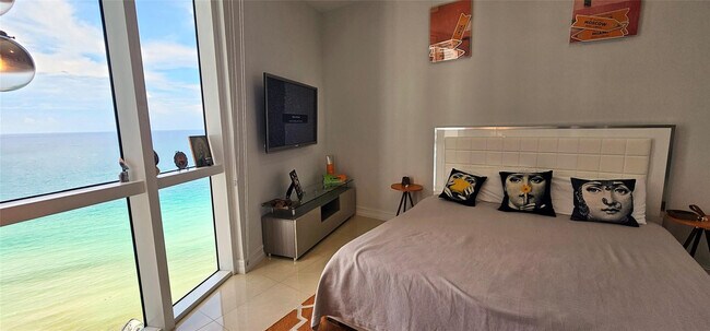 Building Photo - 15901 Collins Ave