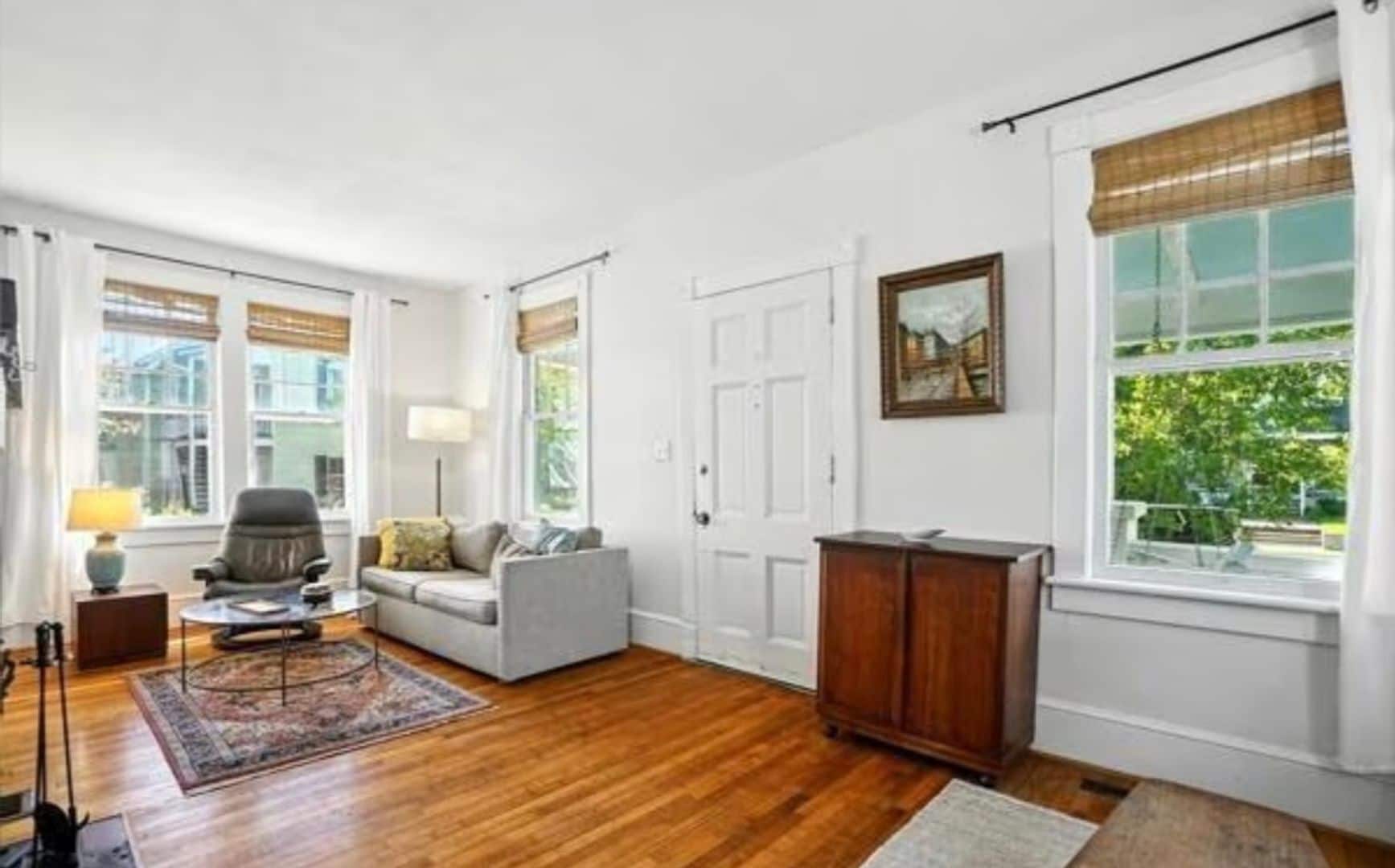 Building Photo - 307 S Oakum St