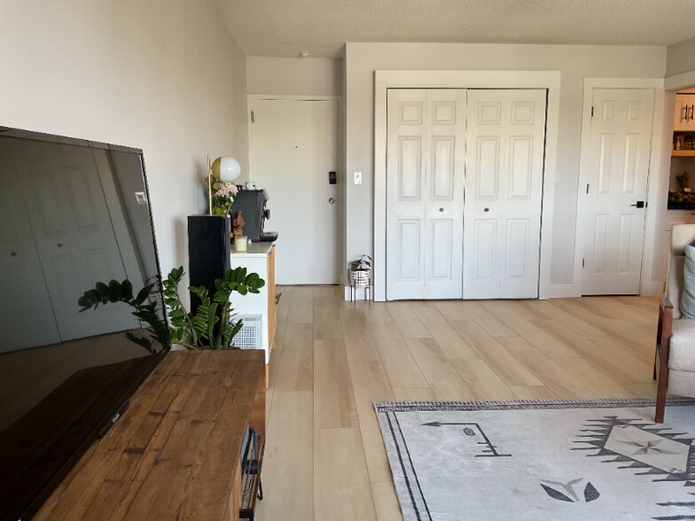 Building Photo - 406 W Azeele St