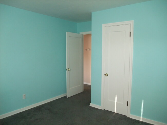 Building Photo - Clean 2 bedroom home with a garage only 1 ...