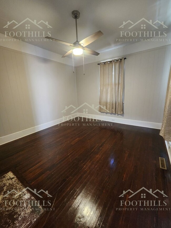 Building Photo - Charming 2 Bed, 1 Bath Home with Spacious ...