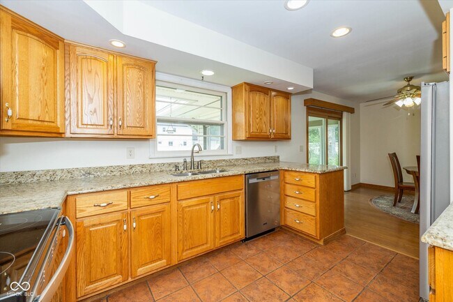 Building Photo - 647 Alwyne Rd