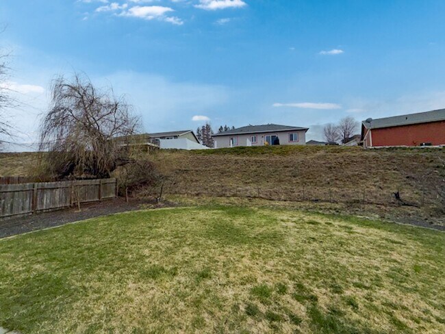 Building Photo - Beautiful 3 Bed, 2 Bath Home in Golden Hills