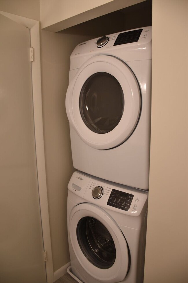 Building Photo - 553 Doral Country Dr