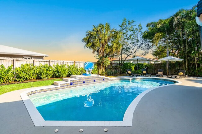 Building Photo - 704 NE 2nd St