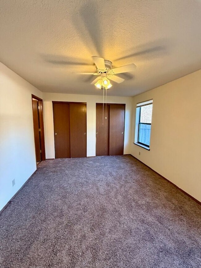 Building Photo - Lovely NE 3 Bedroom Home w/Large Yard & Mowing Included!