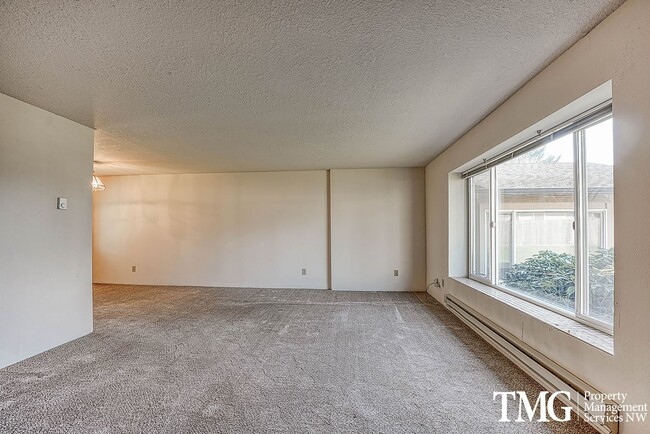 Building Photo - Classically Cute 2 Bed 1 Bath Duplex in Washougal