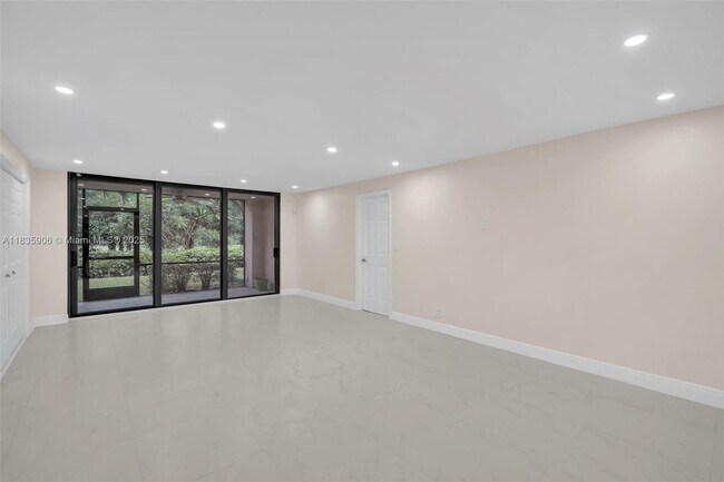 Building Photo - 250 E Royal Palm Rd