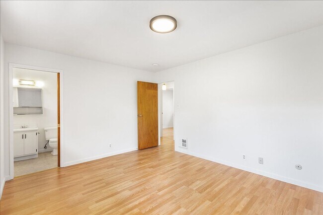 Building Photo - 2118 Alameda Ave