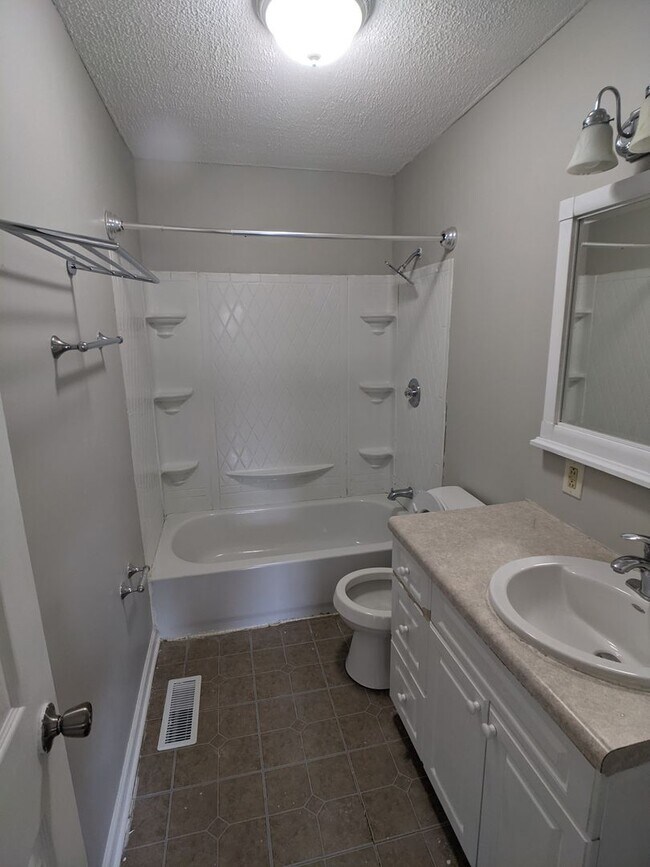 Building Photo - Spacious 3 bed 2 bath in Greenwood!