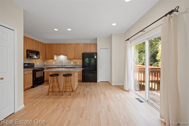 Building Photo - 38282 Saratoga Cir