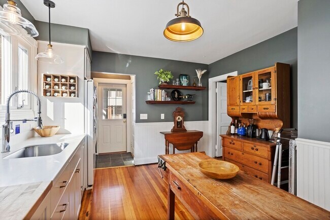 Building Photo - 36 Windsor St