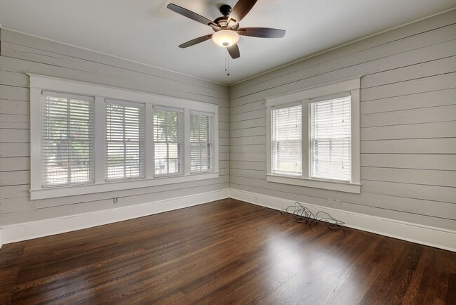Building Photo - 6bed/3bath House in West Campus