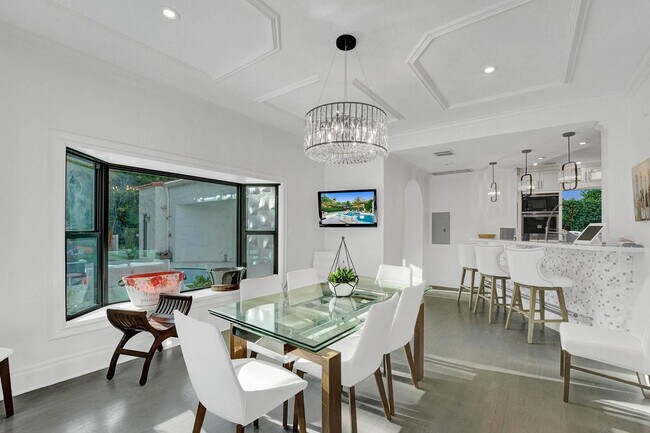 Building Photo - 614 Poinciana Dr