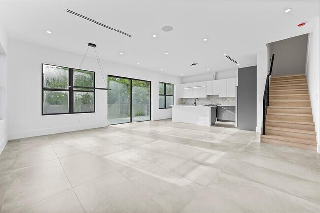 Building Photo - 3294 SW 15th Ave