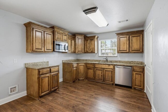 Building Photo - Step into comfort and modern convenience with this charming 3-bedroom, 2-bathroom home in Sherman...