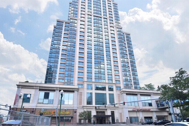 Building Photo - 175 Huguenot St