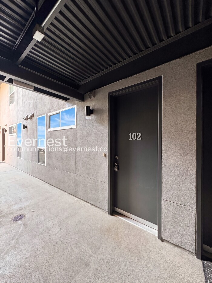 Building Photo - 2900 Wyandot St