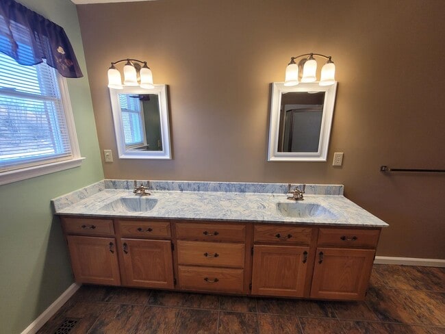 Building Photo - Nice Brick Home in Mount Airy