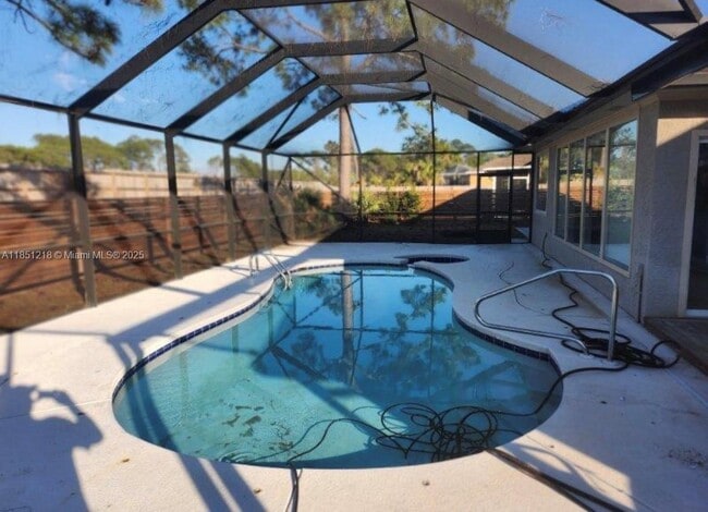 Building Photo - 120 Hombre Cir