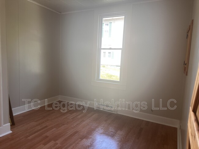 Building Photo - 614 Hart St
