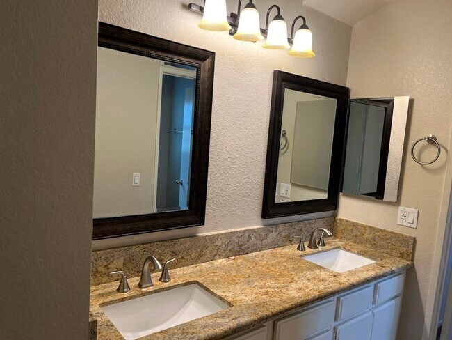 Building Photo - Charming end-unit home in Tamarack Point~ ...