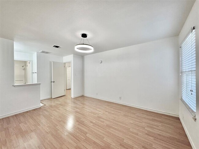 Building Photo - 1423 W Braker Ln