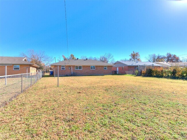 Building Photo - 214 Thompson Dr